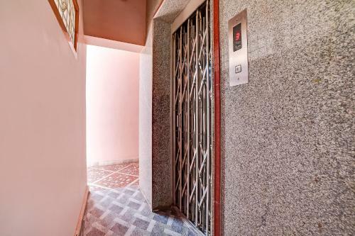 Hotel Oyo 65103 Hashmi Residency