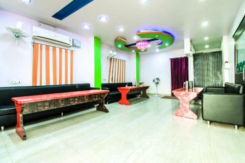 Hotel Vaccinated Staff - Oyo 14993 Rp Palace
