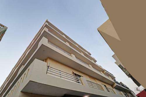 Oyo 86530 Hotel Empire Inn