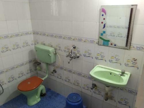 Hostal T.g.i Friday Guest House