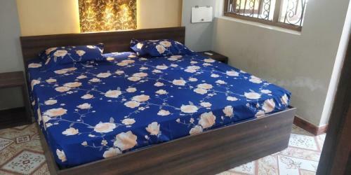 Hostal T.g.i Friday Guest House