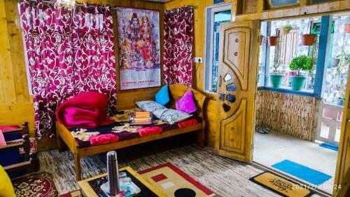 Solitude In Himalayas, Cottage