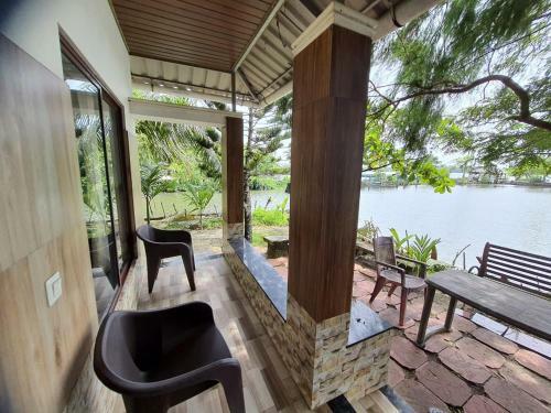 Bed & Breakfast Kari Backwater Home