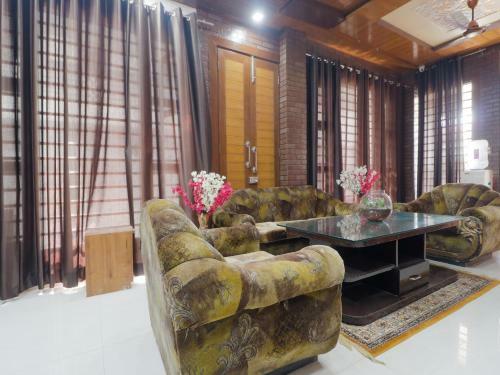 Oyo 81140 Hotel Valley Wood Inn