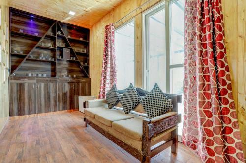 Hostal Oyo Home 78084 Lavish Penthouse
