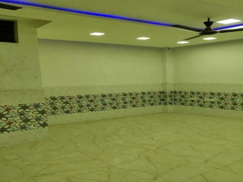 Spot On 80956 Hotel Radhee Milan