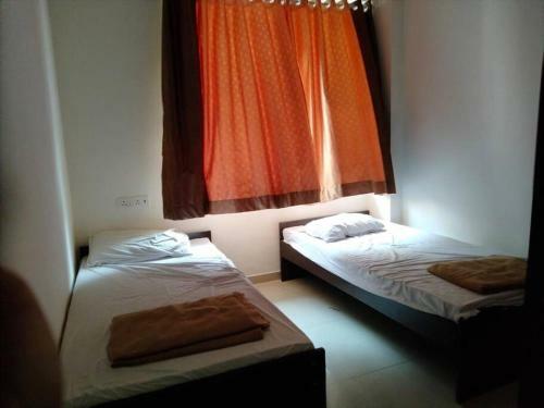 Entire 2 Bedroom Hall Kitchen Apartment Non Air Conditioned