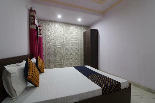 Red Rose Hotel