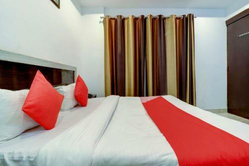Oyo 82347 Hotel Silver Ray