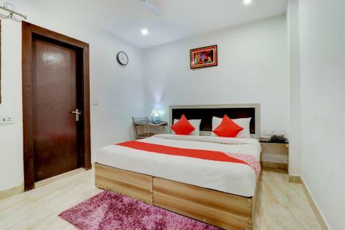Oyo 82347 Hotel Silver Ray