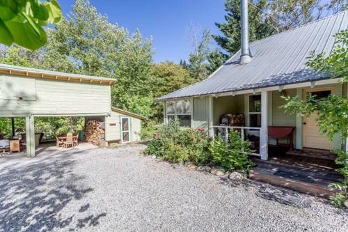 Riverfront Paradise-butterfly Ranch On The River