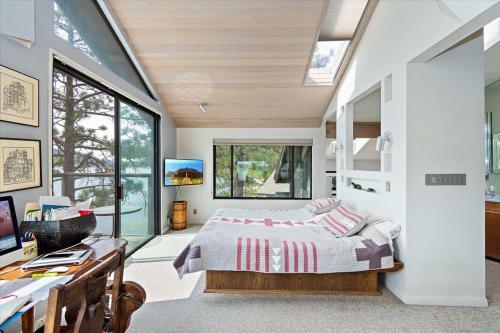 The Point! Spectacular Lake Views 5 Suites!