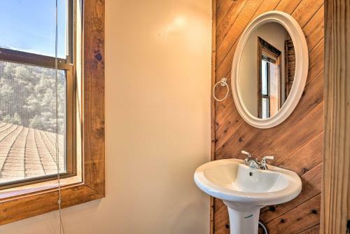 Luxe Escape With Decks, Mtn Views, Game Room!