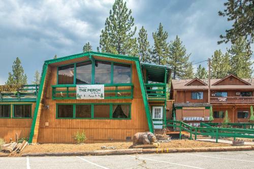 Luxe Escape With Decks, Mtn Views, Game Room!