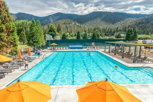 Luxe Escape With Decks, Mtn Views, Game Room!