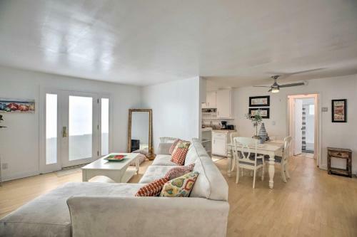 Sunny West Coast Apartment 7 Mi To Beaches!