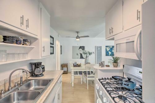 Sunny West Coast Apartment 7 Mi To Beaches!