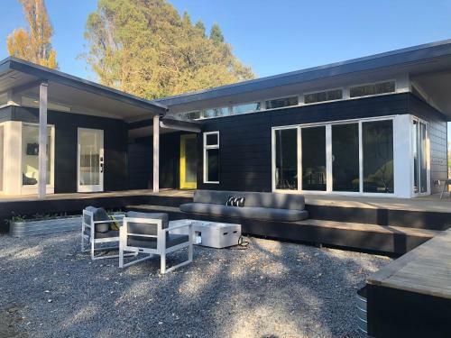Modern, Secluded Retreat - Walk To The Plaza!