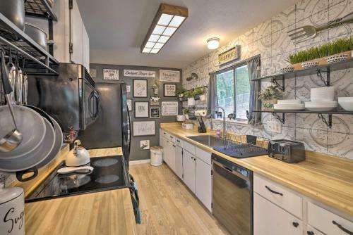 Charming And Pet-friendly Pine Grove Retreat!