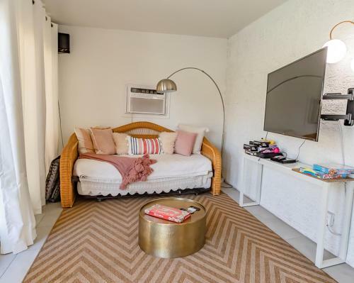 Desert Pool House: Sun, Swim, Sip & Stay