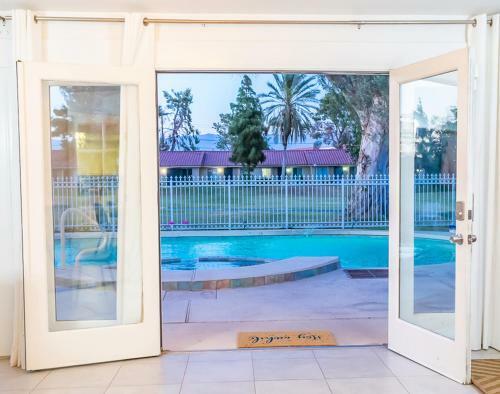 Desert Pool House: Sun, Swim, Sip & Stay