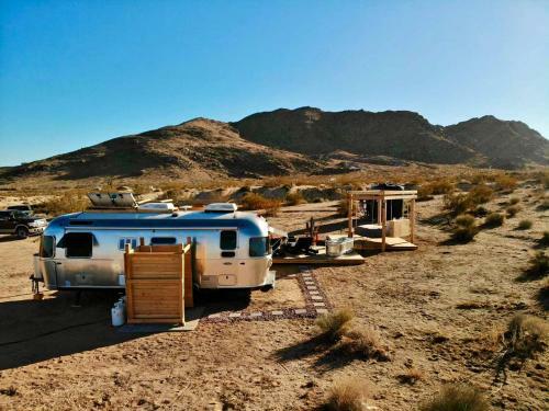 Jthavn - Joshua Tree Remote Airstream Swing Bed Stargazing!