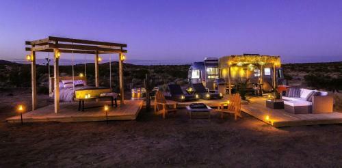 Jthavn - Joshua Tree Remote Airstream Swing Bed Stargazing!