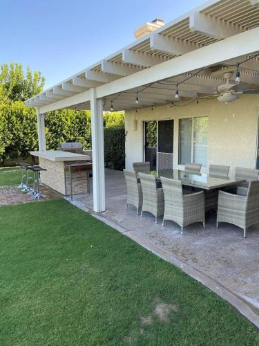 Stunning 5 Star Home Retreat Private Pool-spa-bbq 4br-