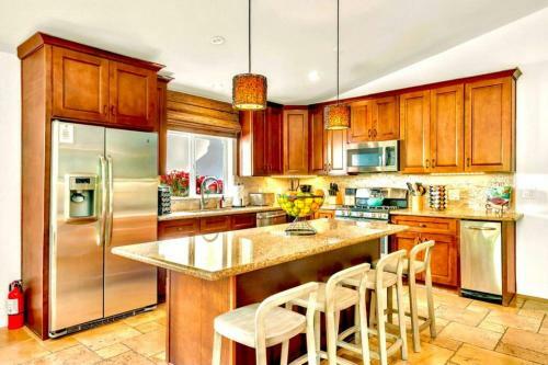 Luxe Cove Retreat ? Heated Pool ? Spa ? 31+ Days