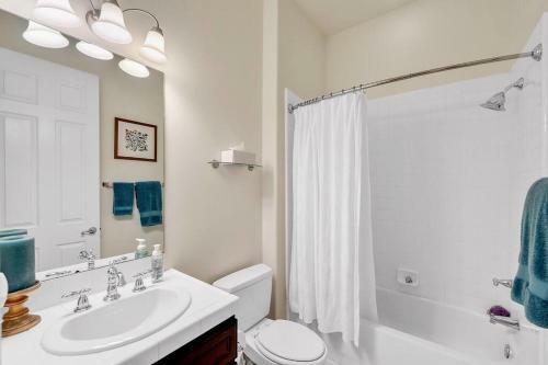 Cheerful 2 Bedroom Home In A Quiet Gated Community