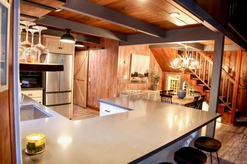 Mountainside Cabin W/ Deck - Walk To Lake