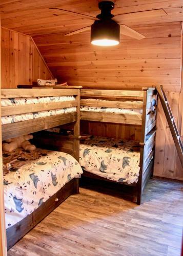 Mountainside Cabin W/ Deck - Walk To Lake