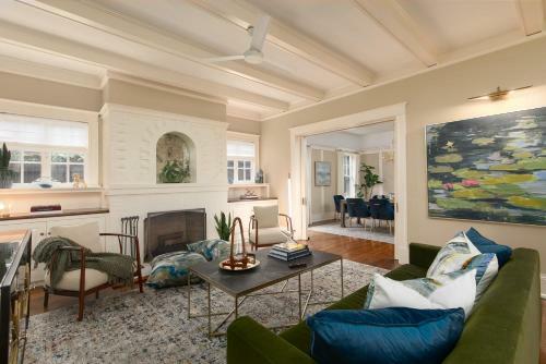 Red Door Retreat- Executive, Luxury, Historic