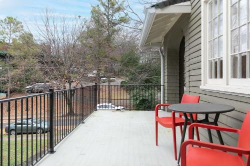 Red Door Retreat- Executive, Luxury, Historic