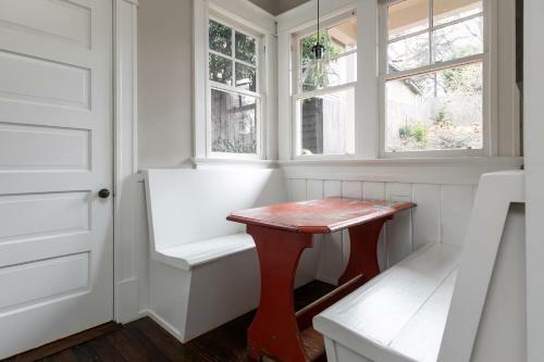 Red Door Retreat- Executive, Luxury, Historic