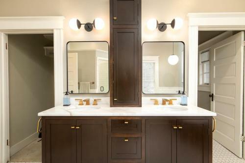 Red Door Retreat- Executive, Luxury, Historic