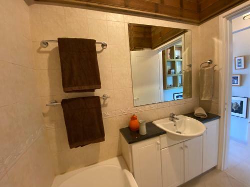 Apartamento Retro N? Boujee 1br Apt With Pool And Balcony