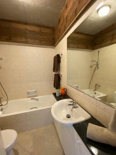 Apartamento Retro N? Boujee 1br Apt With Pool And Balcony