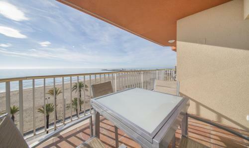 R13 Beachfront Apartment Segur