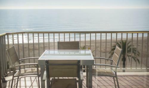 R13 Beachfront Apartment Segur