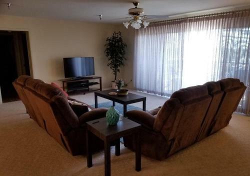 Spacious 2bed/2bath Apartment Is Mesa, Az - 55+ Community