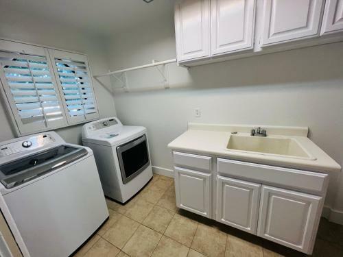 Mesa Mansion - Beautiful Pool, Hot Tub - Sleeps 32