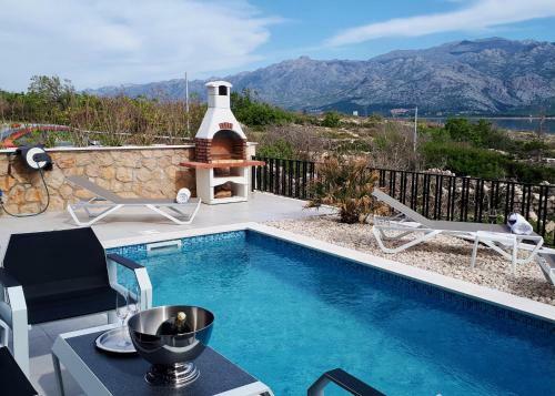 Pool And Sea Luxury Apartment