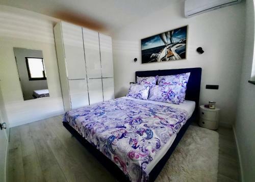 Pool And Sea Luxury Apartment
