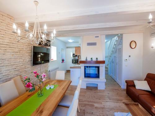 Dalmatian Villa Castello Coza With Pool, Vinjerac