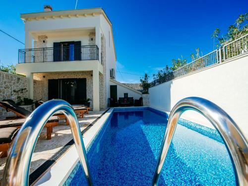 Dalmatian Villa Castello Coza With Pool, Vinjerac