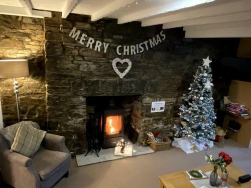 The Cwtch, With Log Fire, Sleeps 5, Pets Welcome, Nr Zip World Tower