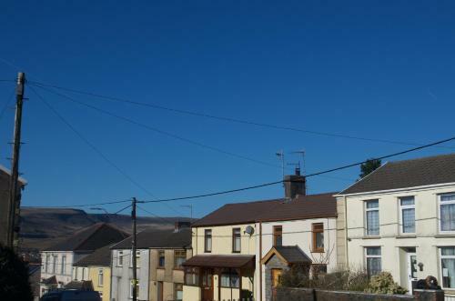 The Cwtch, With Log Fire, Sleeps 5, Pets Welcome, Nr Zip World Tower