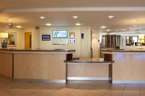 Hotel Holiday Inn Express Cardiff Airport