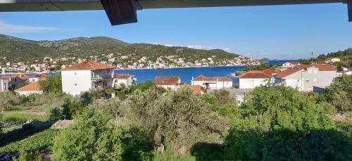 Apartments With A Parking Space Vinisce, Trogir - 17062